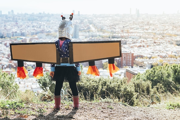 Chica con traje de superhéroe mirando el paisaje urbano