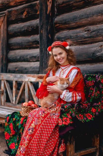 Foto chica en traje tradicional ruso