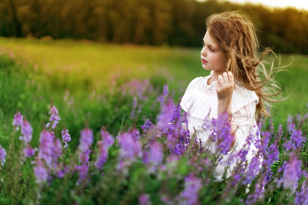 Chica tranquila en verano con flores.