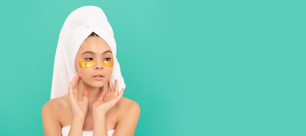 Chica con tratamiento facial de piel sana chica adolescente en toalla de ducha con parche en el ojo Cosméticos y cuidado de la piel para diseño de cartel de niño adolescente Banner de niña de belleza con espacio de copia