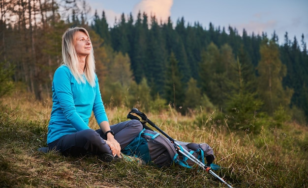 Chica trekking con mochila al aire libre en verano