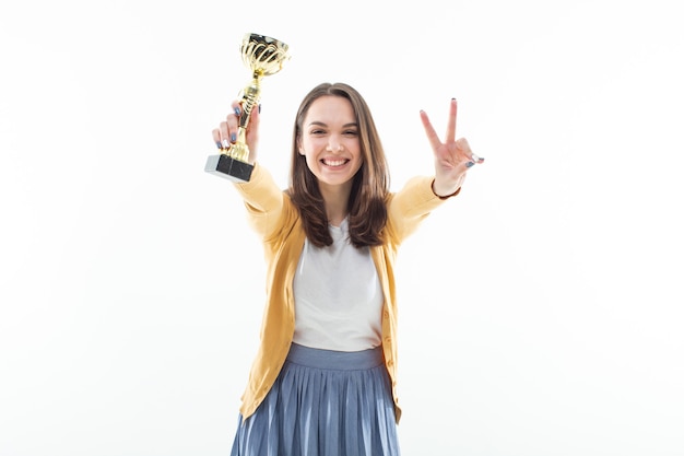 Foto chica con un trofeo ganador