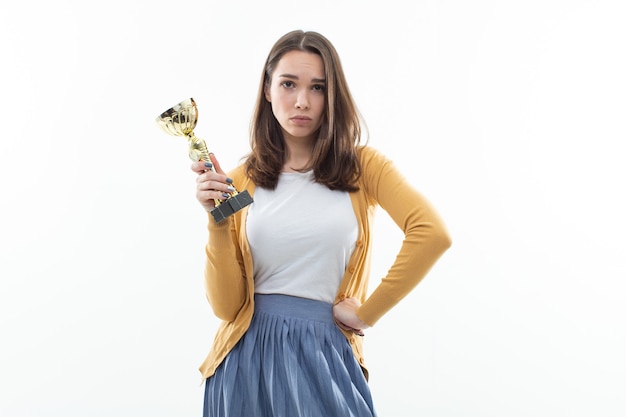 Chica con un trofeo ganador