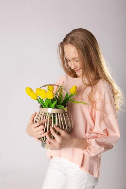 Chica con tulipanes amarillos