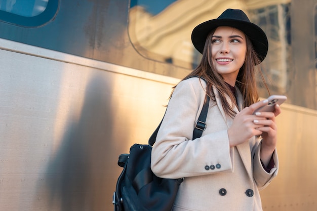 Chica turista en el andén de la estación de tren