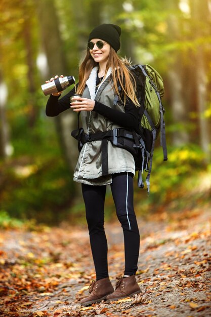 Chica turista en el bosque