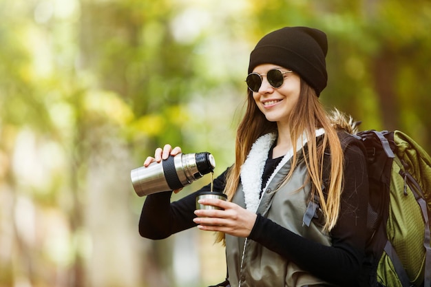 Chica turista en el bosque