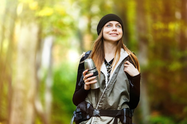 Chica turista en el bosque