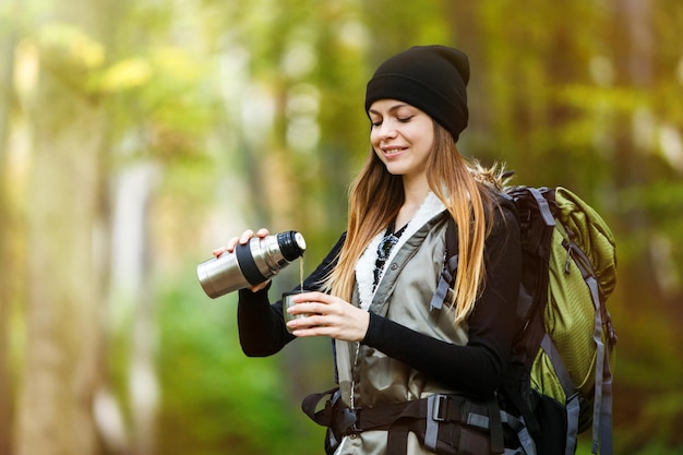 Chica turista en el bosque