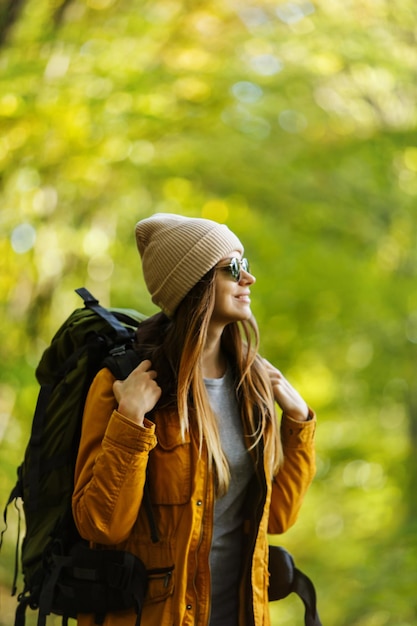 Chica turista en el bosque