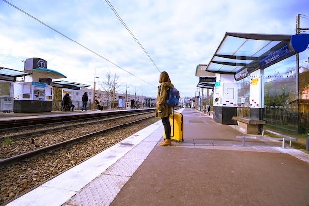 Chica turista espera el tren