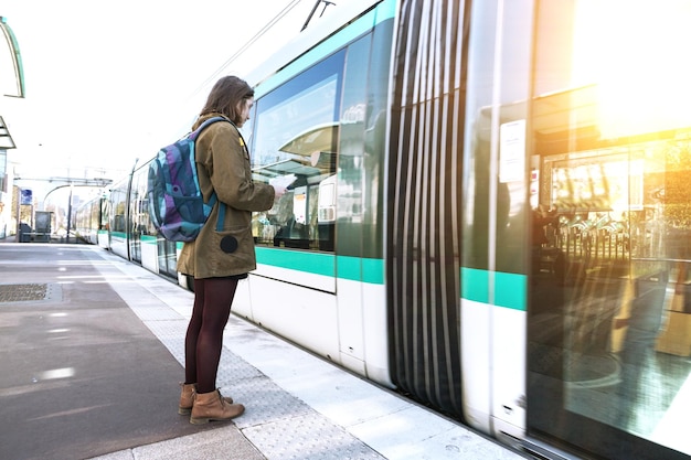 Chica turista espera el tren