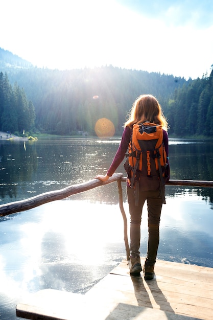 Chica turista en un lago de montaña synevyr. Cárpatos, Ucrania.