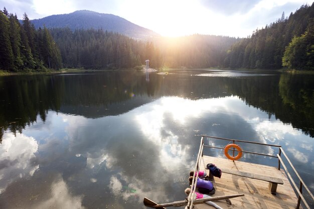 Chica turista en un lago de montaña