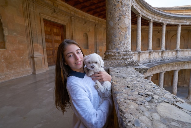 Chica turista con mascota en Alhambra Granada.