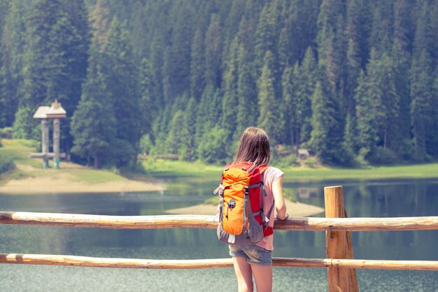 Chica turista y vistas a la montañaxA