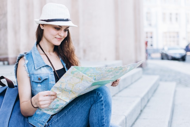 Foto una chica turística con un mapa