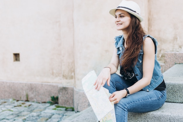 Una chica turística con un mapa