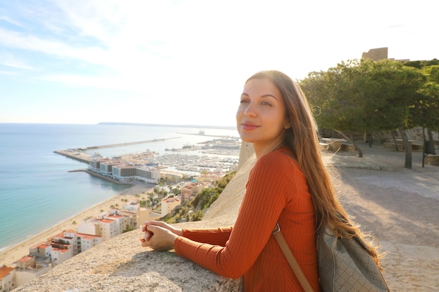 Chica turística relajante disfrutando de viajes en el sur de Europa