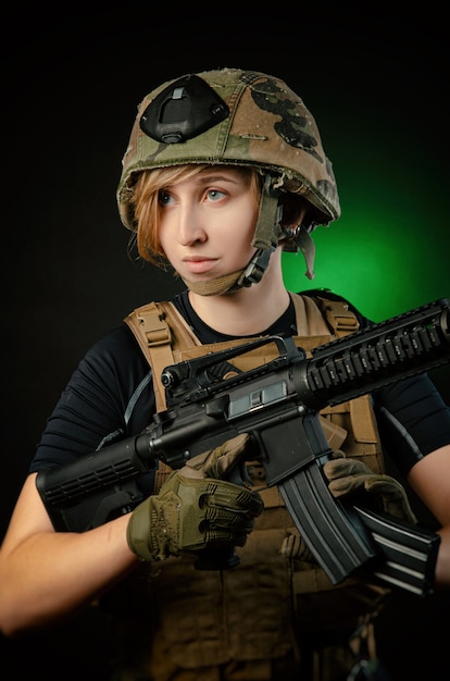 La chica de uniforme apunta con una pistola.
