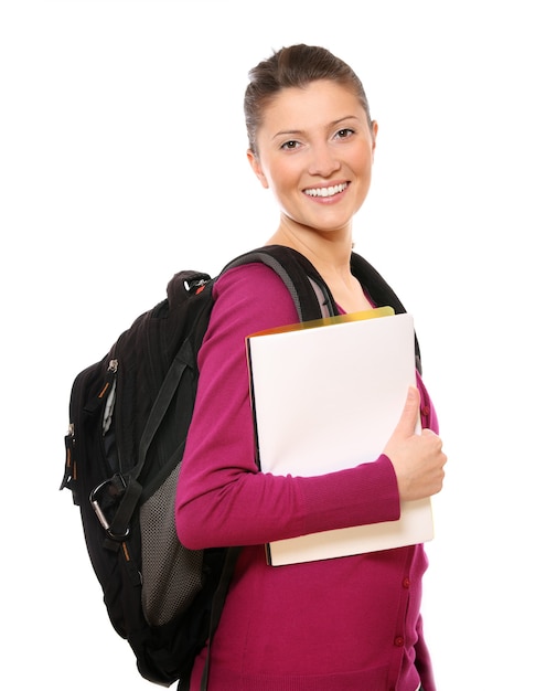 Una chica universitaria feliz sonriendo contra el fondo blanco.