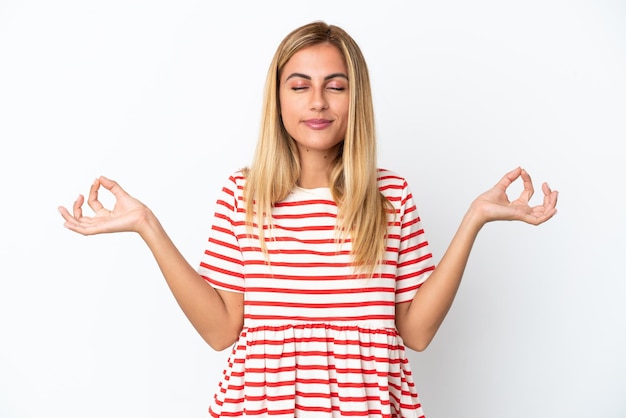 Chica uruguaya rubia aislada sobre fondo blanco en pose zen