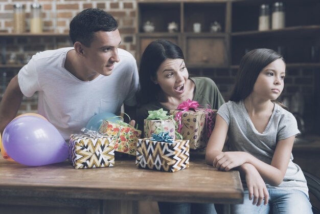 Foto chica usa un teléfono inteligente e ignora a los padres regañando