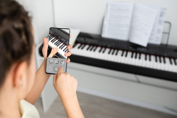 Foto chica usa teléfono móvil contra el fondo del piano.