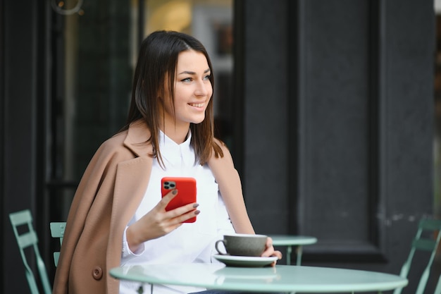 Chica usa tu descanso en el trabajo para tomar café y charlar