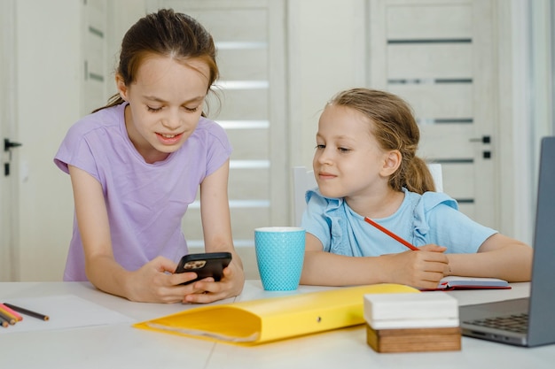 Chica usando teléfono inteligente cerca de hermana molesta