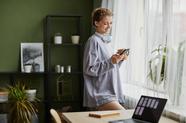 Chica usando teléfono inteligente para comunicación en línea