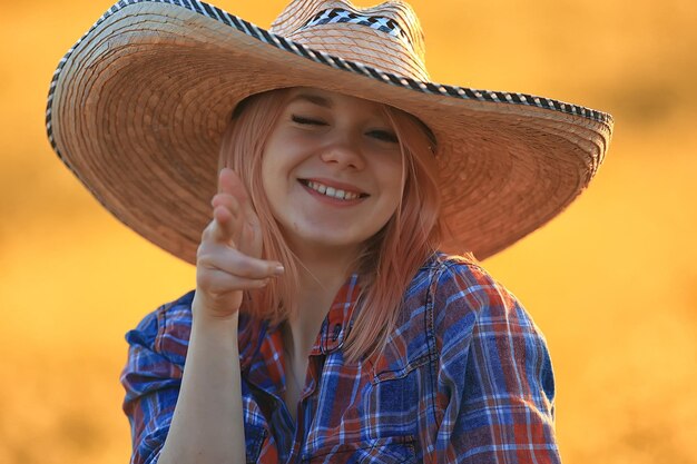 Chica vaquera sexy con sombrero, estilo country verano oeste americano