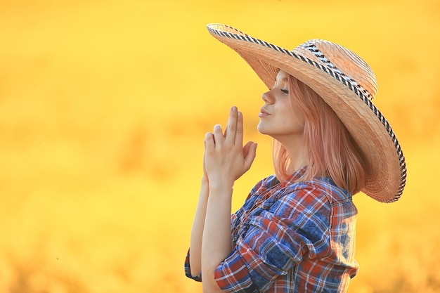 Chica vaquera sexy con sombrero, estilo country verano oeste americano