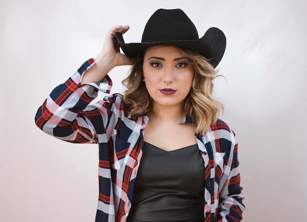 Foto chica vaquera con sombrero aislado. imagen de concepto de estilo rural.