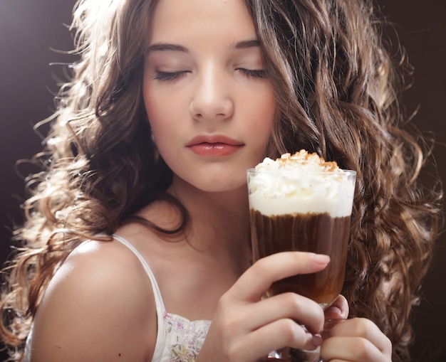 chica con vaso de café con crema