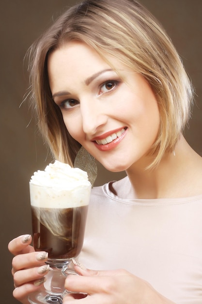 chica con vaso de café con crema