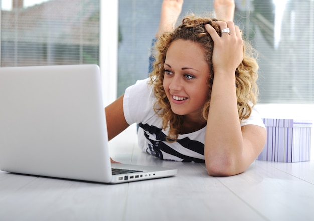 Chica vendiendo y comprando en internet