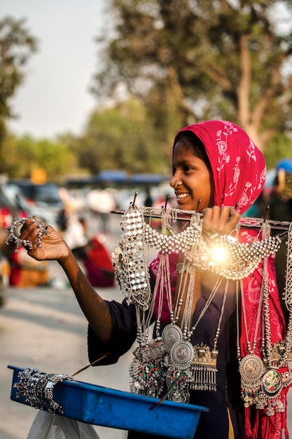 Una chica vendiendo joyas en un mercado de nueva delhi.