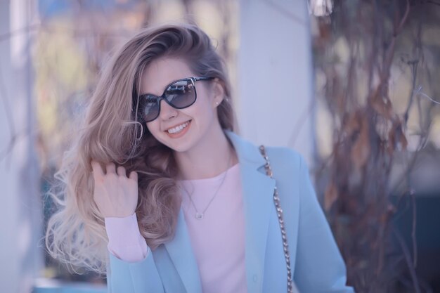 chica de verano al aire libre / modelo de chica adulta alegre en un paseo de verano en el parque de la ciudad, felicidad, libertad de placer