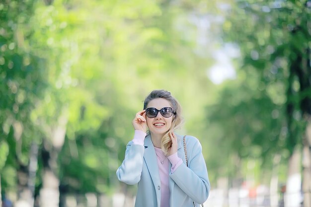 chica de verano al aire libre / modelo de chica adulta alegre en un paseo de verano en el parque de la ciudad, felicidad, libertad de placer