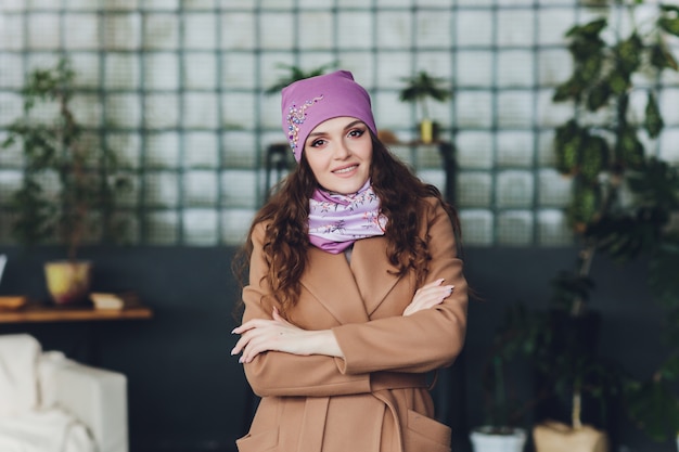 Chica vestida con gorro de punto, abrigo y bufanda