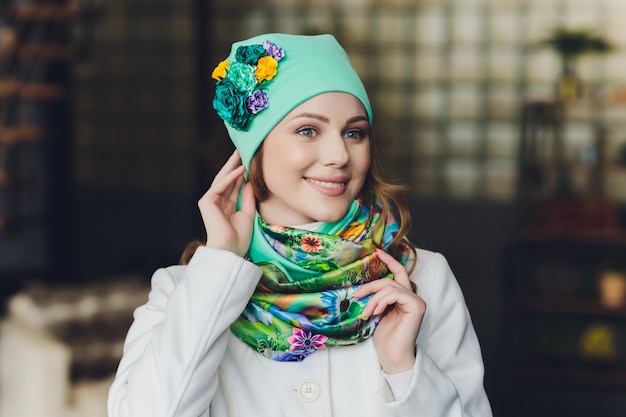 Chica vestida con gorro de punto, abrigo y bufanda