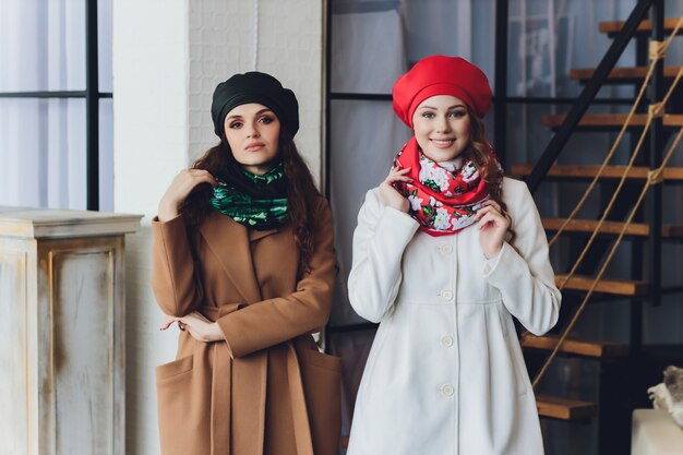 Chica vestida con gorro de punto, abrigo y bufanda