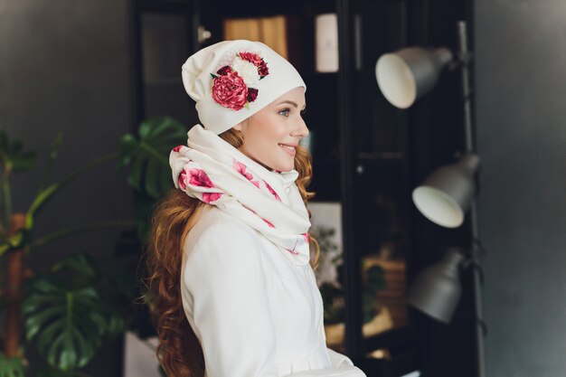 Chica vestida con gorro de punto, abrigo y bufanda