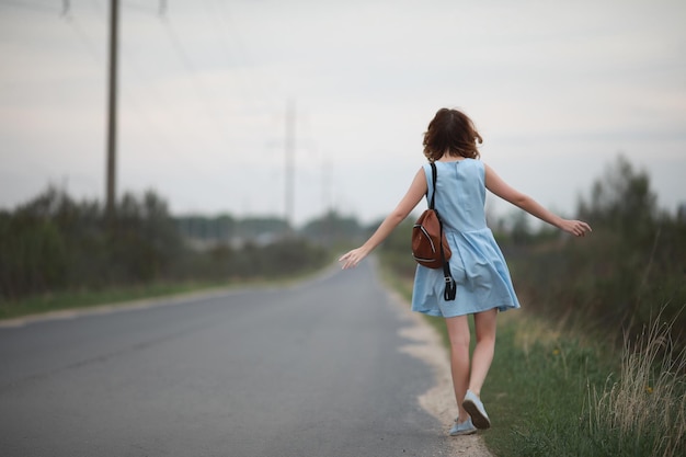 Chica en vestido azul en verde verano parkxA