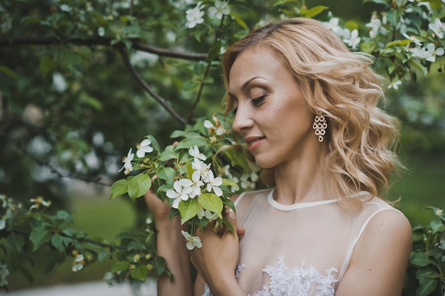 La chica del vestido blanco 3136