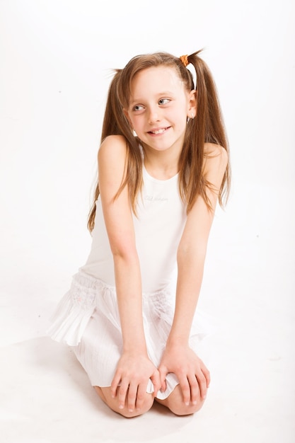 chica en vestido blanco aislado en blanco