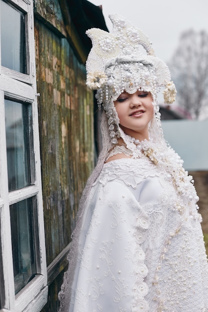 Chica en vestido blanco étnico ruso