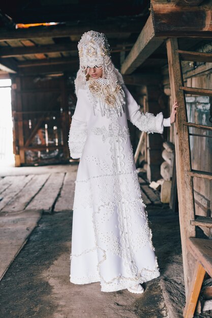 Chica en vestido blanco étnico ruso