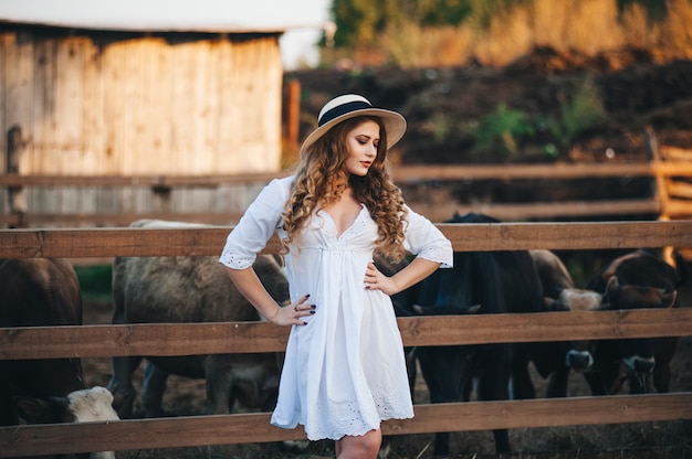 La chica del vestido blanco en la granja.